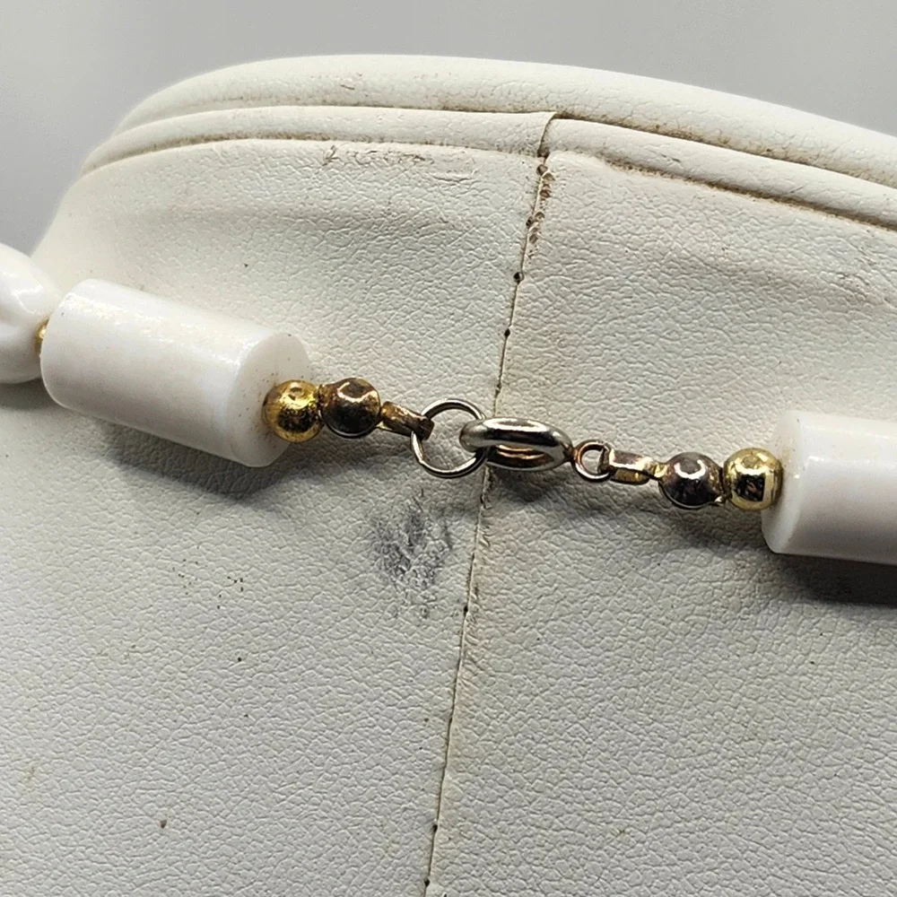 Vintage White Acrylic Beaded Necklace Gold Tone Spacer Accents Barrel‎ Swirl